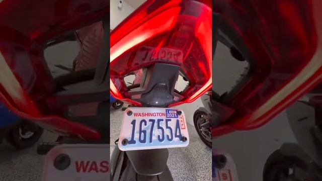 FuturisMoto Fender eliminator & mirror block offs on my Ducati V4S смотреть онлайн
