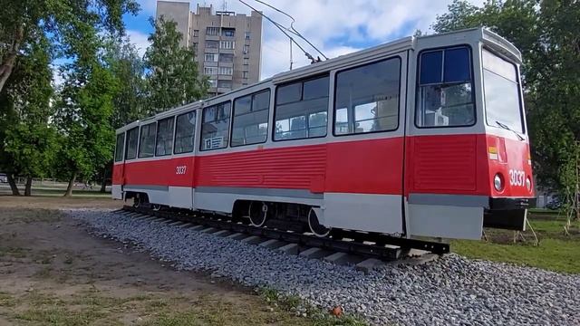 NOVOSIBIRSK THERE IS A MONUMENT TO THE LEGENDARY TRAM NUMBER 13 IN THE SQUARE BEHIND THE OPERA HOUS смотреть онлайн