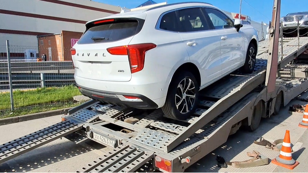 Пришёл автовоз. Привёз Haval Jolion (Хавейл Джолион). Смотрим днище