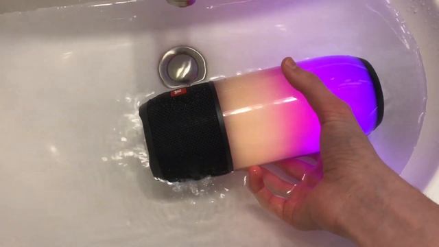 Jbl Pulse 3 Water Test смотреть онлайн