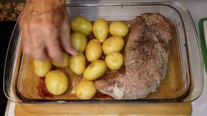 Запеченая свиная вырезка с молодым картофелем, просто и вкусно