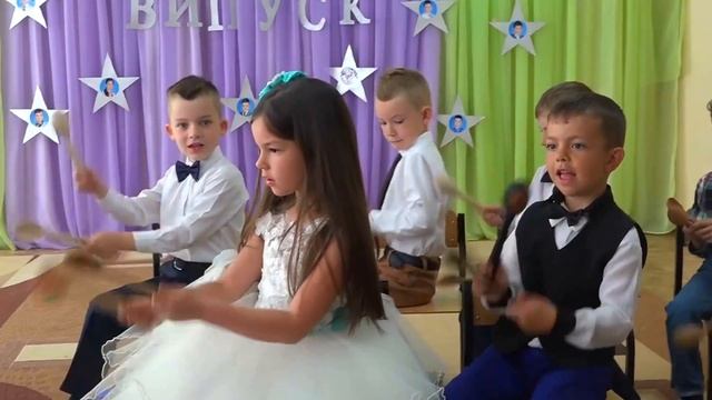 Оркестр на выпускном в детском саду. 乐团在幼儿园的舞会上. Orchestra At The Prom In Kindergarten