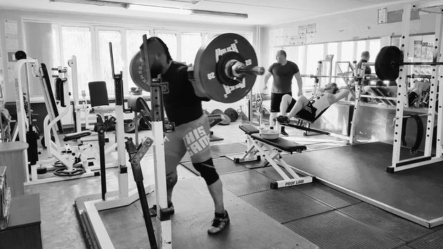 Приседания 227.5 2*4 с двумя паузами по 2 секунды каждая. смотреть онлайн