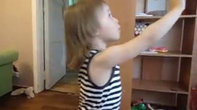 Ванесса разговаривает с мухой, и обвиняет ее что та раскидала ее игрушки)) смотреть онлайн
