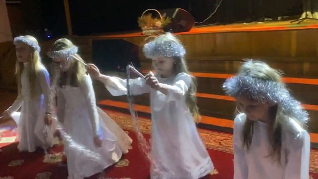 Рождественская песня и танец детей в церкви! Ангелочки ? танцуют! Чудеса под Рождество! смотреть онлайн