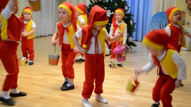 Танец гномиков Младшая группа.MOV смотреть онлайн