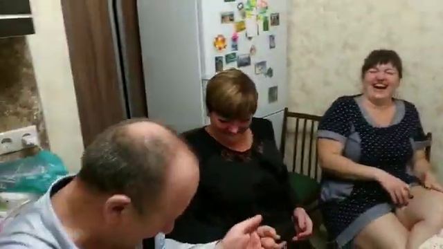 В домашних условиях играем в снежки,потому что на улице его нет.😔