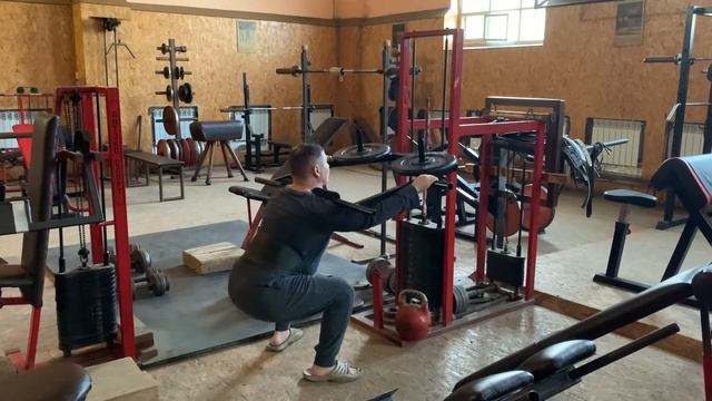 Универсальный тренажёр приседания смотреть онлайн