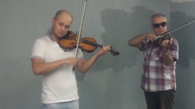 Уличные музыканты в переходе около Красной площади исполняют "Вечная любовь" Шарля Азнавура. смотреть онлайн