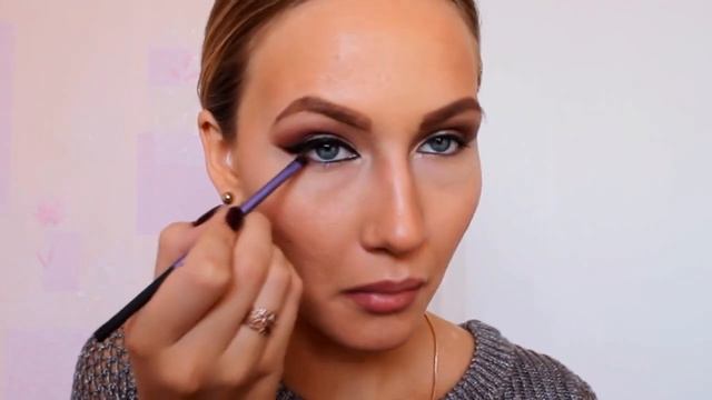 Стильный макияж, акцент на губы и на глаза смотреть онлайн