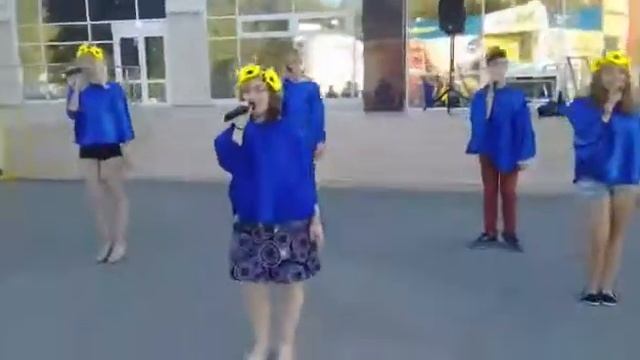 Студия "Город песен" и хореографический ансамбль "Экспромт" - Репетиция на площади перед ДК "Родина смотреть онлайн