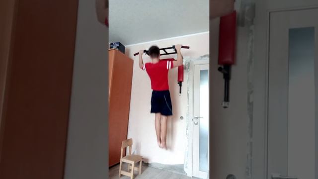 Я делал 300 подтягиваний каждый день, на протяжении месяца, 1-2 день. смотреть онлайн