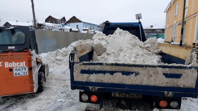 Погрузчик Bobcat 463 s70 загружает снегом самосвал. смотреть онлайн