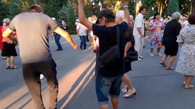 ДЕВОЧКА В ПЛАТЬЕ ИЗ СИТЦА! ТАНЦЫ В ПАРКЕ ГОРЬКОГО ХАРЬКОВ СЧАСТЛИВЫЕ ДНИ.mp4 смотреть онлайн