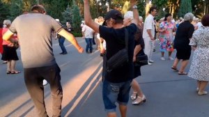 ДЕВОЧКА В ПЛАТЬЕ ИЗ СИТЦА! ТАНЦЫ В ПАРКЕ ГОРЬКОГО ХАРЬКОВ СЧАСТЛИВЫЕ ДНИ.mp4