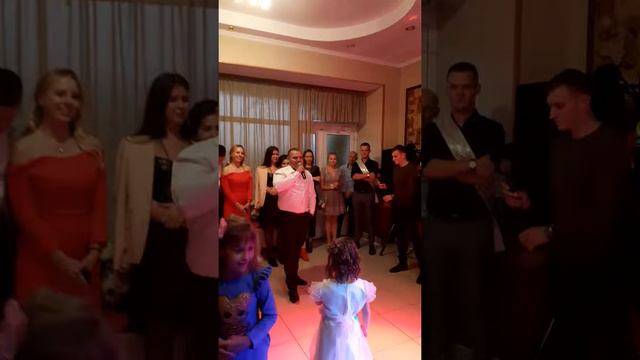 Папа поет для дочери смотреть онлайн