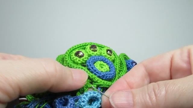 Как закрепляла "плавник" на вязаной крючком сумке "Рыбка" смотреть онлайн