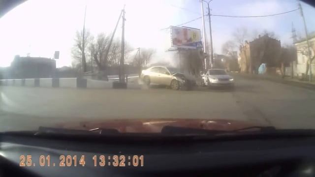 Форд Мондео сносит Шкоду Рапид. ЖЕСТЬ 2015 смотреть онлайн