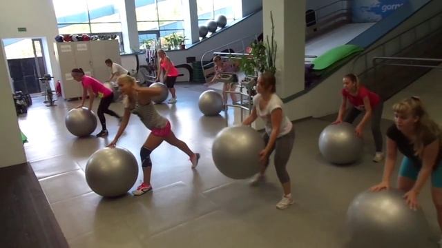 Групповая тренировка с фитболом смотреть онлайн