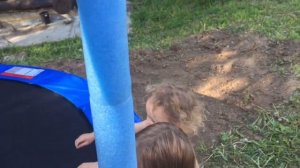 Как собрать батут. Пошаговая видеоинструкция. часть 2. Сетка ограждения