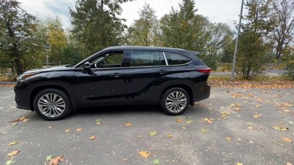 Новая Toyota Highlander 2023г, максималка,  цена 7.400.000 рублей.