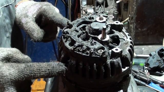 Как снять генератор Рено Логан. Замена контактных колец. смотреть онлайн