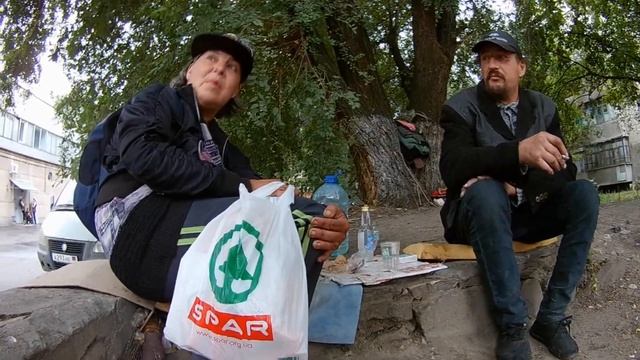 БОМЖИ САНИТАРЫ ГОРОДА ИЛИ ВРЕДИТЕЛИ? ПОМОГЛИ БЕЗДОМНЫМ | ОТДАЛИ ПРОДУКТЫ |ЖИЗНЬ БОМЖЕЙ | КУРЯТ ТРАВ смотреть онлайн