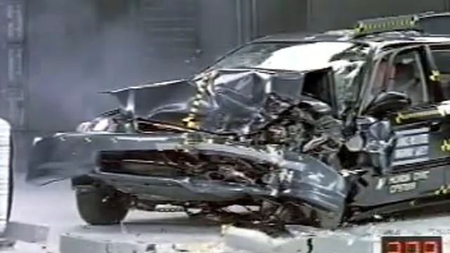 1997 Honda Civic moderate overlap IIHS crash test смотреть онлайн