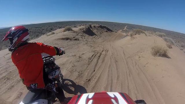 Jared Iverson and Todd Palmer riding a sand whoop trial at the dry lake channel. смотреть онлайн