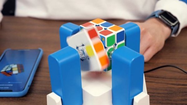 This robot solve a Rubik's cube in world record time