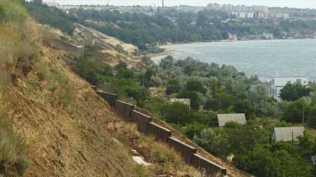 Камыш-Бурун противоползневая стена.Подземная советская база-склад.