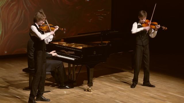La Danza del Sable - Aram Khachaturian - Ivan, Danila & Nikita Bessonov смотреть онлайн