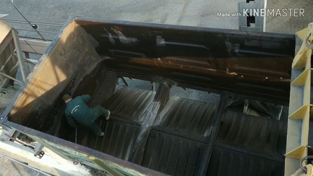 Выгрузка вагонов со щебнем