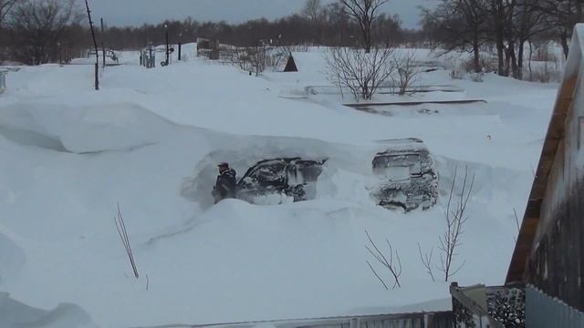 И такое бывает! Занесло машину снегом. Как Валера её откапывал. смотреть онлайн
