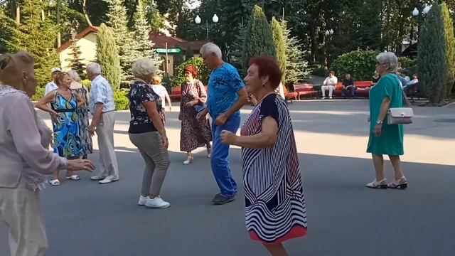 Цыганочка Аза?? Счастливые минуты в парке Горького?? Харьков 2021 смотреть онлайн