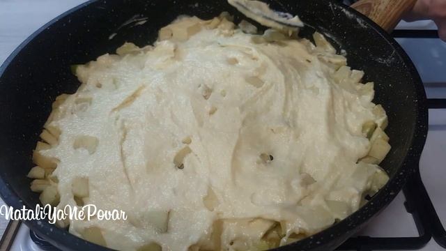 ШАРЛОТКА НА СКОВОРОДЕ С ЯБЛОКАМИ. Быстрый яблочный пирог БЕЗ выпечки в духовке смотреть онлайн