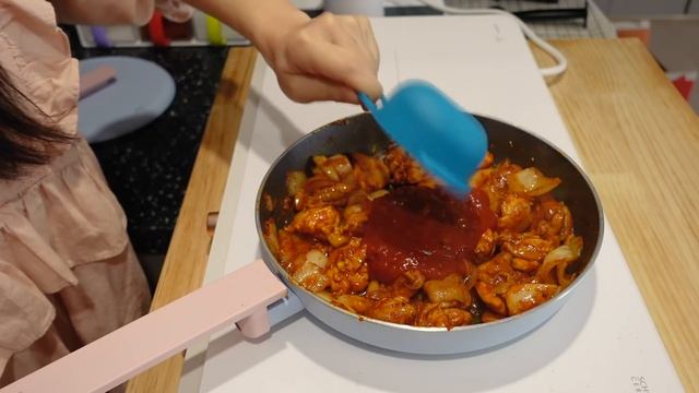 ENG) vlog? 온라인 장보고 배떡 로제떡볶이 만들어 먹고 자취방 이사 준비 일상. 집밥 반찬, 키위청, 로제찜닭, 뿌링클, 치즈볼, 크래미유부초밥, 김치돼지두루치기 смотреть онлайн