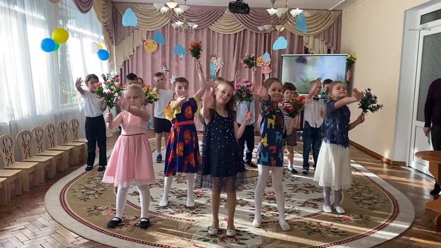 Поздравительная открытка от детей подготовительной группы «Радуга» для мам смотреть онлайн