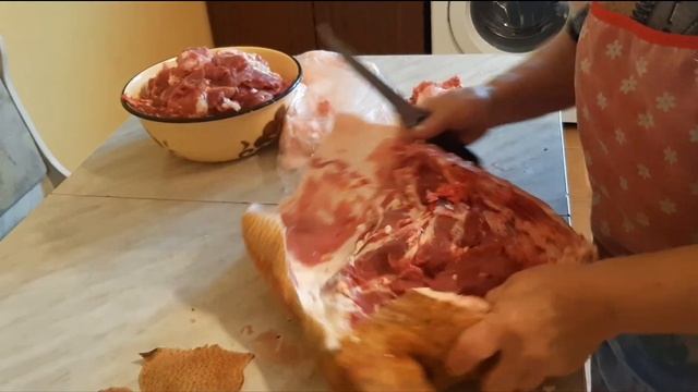 Солим сало, шпик, готовим прессованное мясо из головы вьетнамского поросёнка.... смотреть онлайн