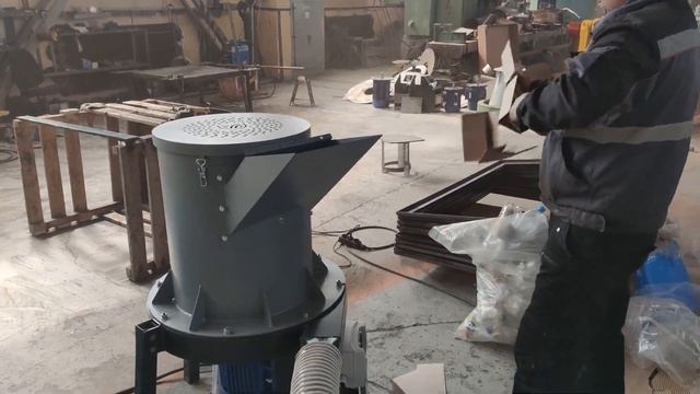 Измельчитель "Саранча" 7,5 кВт. Тестируем. Измельчение ПЭТ, картона, пленки. смотреть онлайн