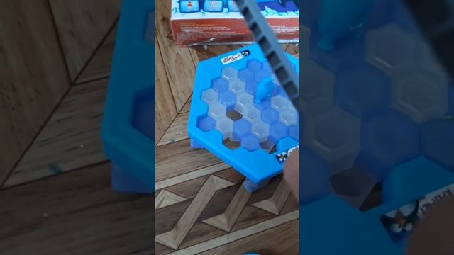 ❄??? Весёлая развивающая детская игра для всей семьи. Чья льдина крепче. Играем вместе. смотреть онлайн