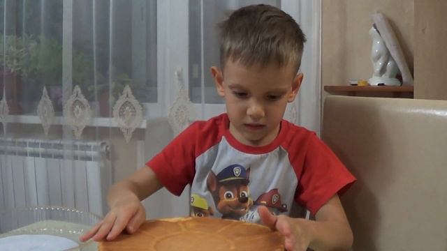 Мальчик 6 ЛЕТ готовит ТОРТ. смотреть онлайн