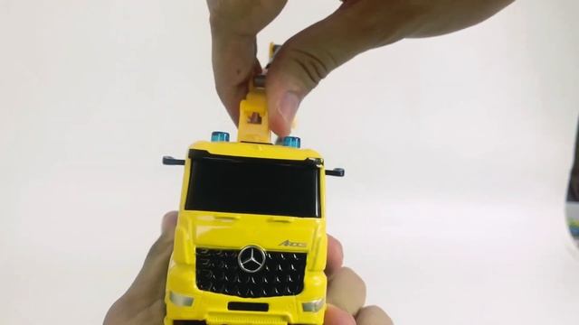 Машина инерционная Play Smart 1:50 «Mercedes-Benz Arocs: Автокран» 6728 Автопарк, свет и звук смотреть онлайн