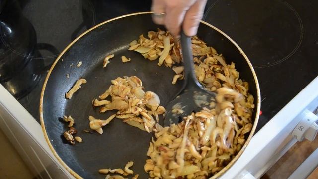 Пельмени в горшочке с грибами смотреть онлайн