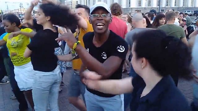 Танец Рафаэля, преподавателя"Студии "Salsa Social" смотреть онлайн