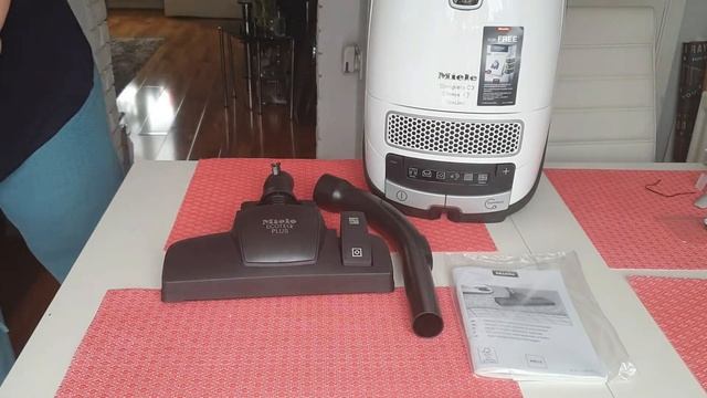 Miele Complete C3 Silence EcoLine vacuum cleaner in white. Unboxing & review смотреть онлайн