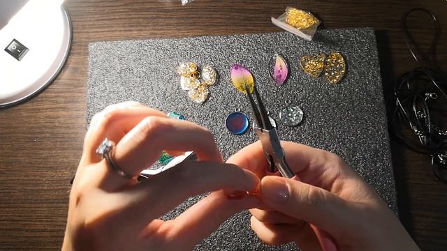 АСМР (ASMR). Делаем бижутерию ручной работы. Обзор фурнитуры и инструментов. смотреть онлайн