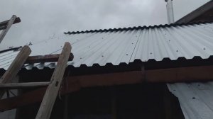 Как не надо крыть крышу проф настилом  .