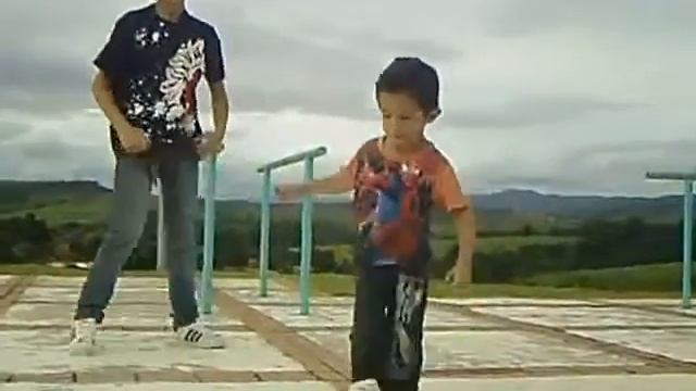 Малыш, реально классно танцует!. смотреть онлайн