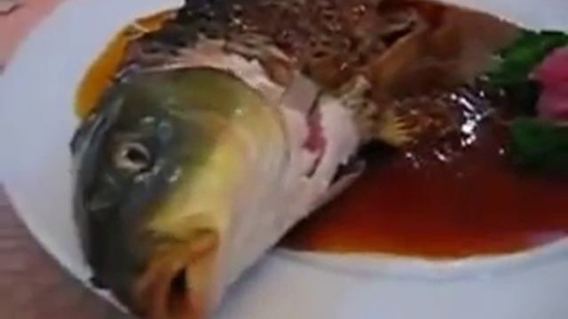 Chinese people eat fish alive :wink: :rage: смотреть онлайн